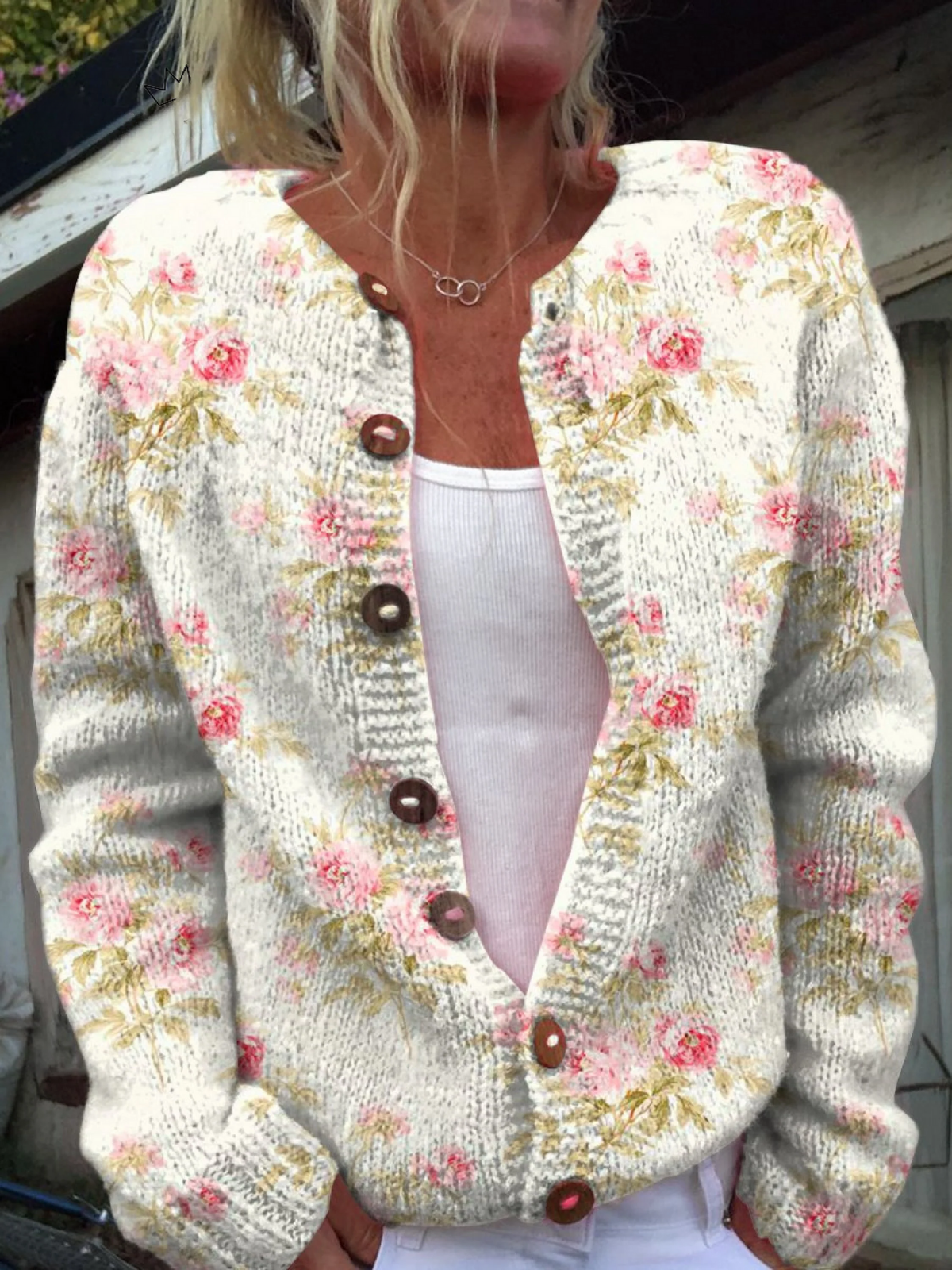 Print met frisse roze bloemen en groene bladeren | Vest met knopen