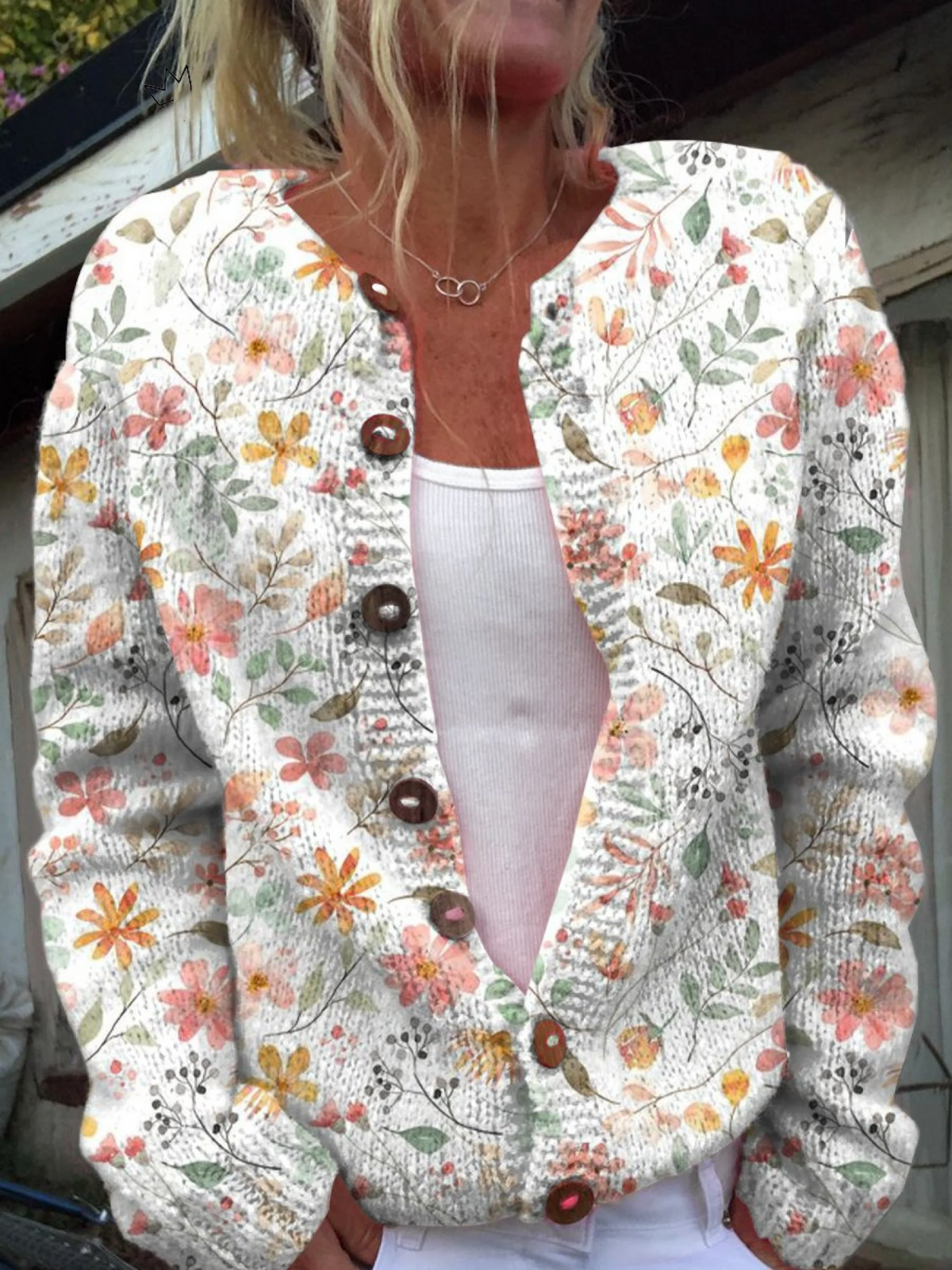 Leuke en frisse gebloemde gebreide vest met knopen