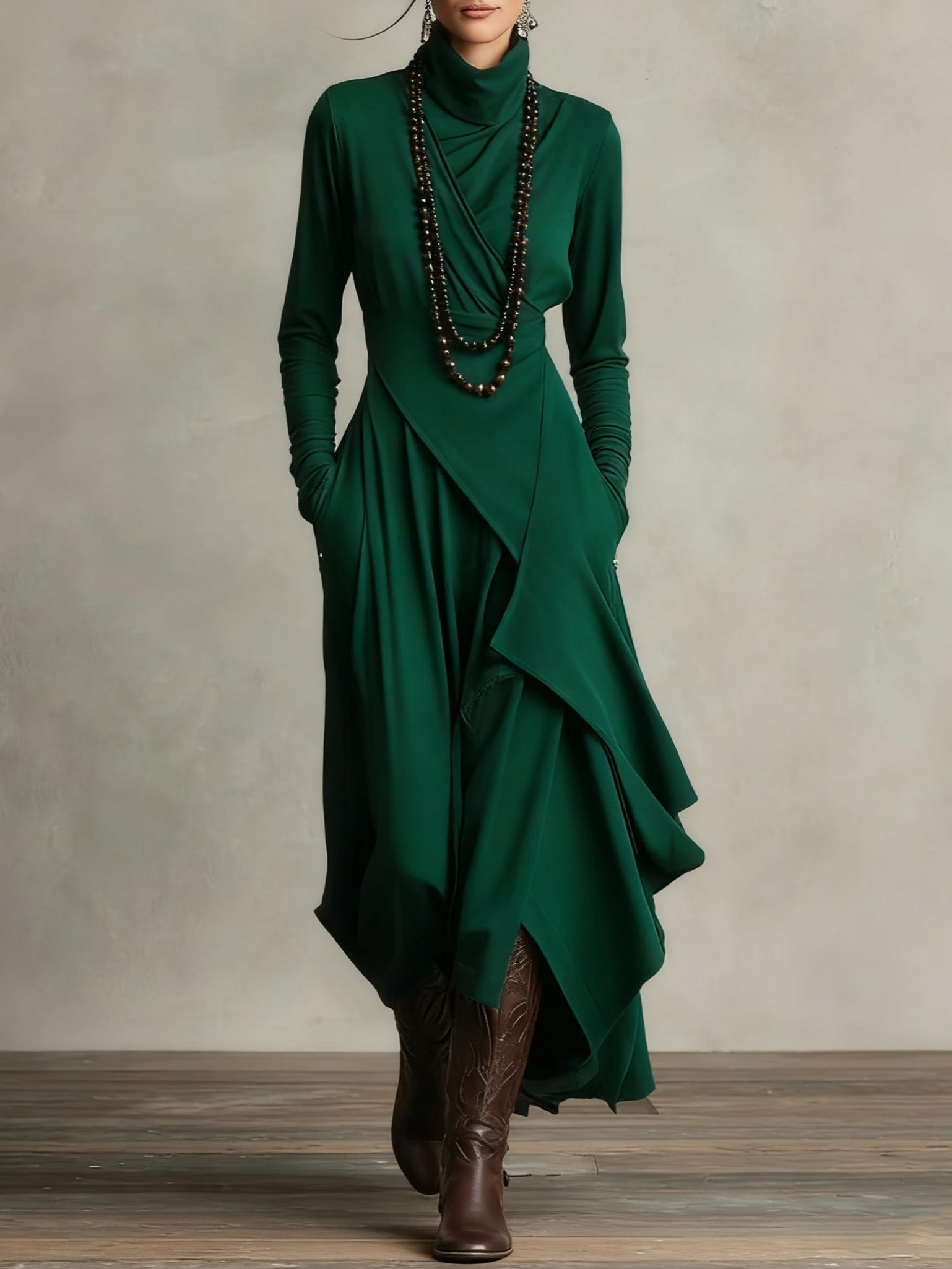 Giorgia - Asymmetrische geplooide maxi-jurk in paars met hoge hals (halsketting niet inbegrepen)