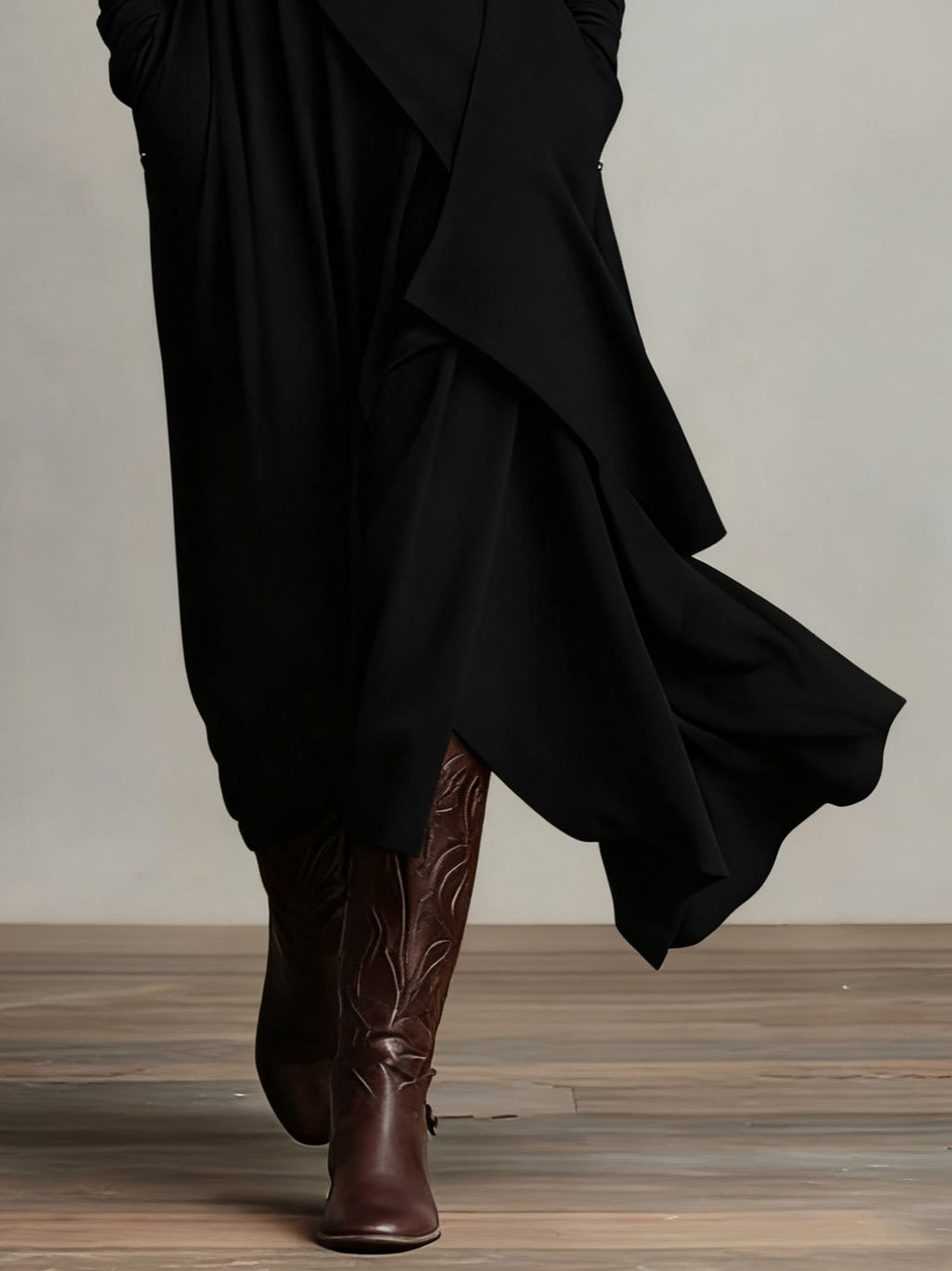 Giorgia - Asymmetrische geplooide maxi-jurk in paars met hoge hals (halsketting niet inbegrepen)