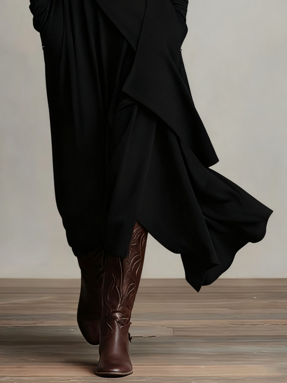 Giorgia - Asymmetrische geplooide maxi-jurk in paars met hoge hals (halsketting niet inbegrepen)